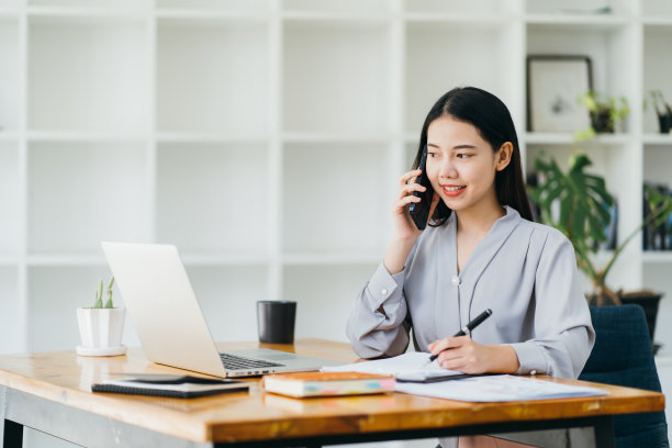 商业、金融、就业，女性成功企业家概念。微笑愉快的亚洲女商人，房地产经纪人，用手机联系客户。商业、金融、就业，女性成功企业家概念。微笑图片下载