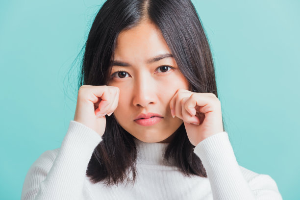 女人不高兴，心烦意乱，女人皱着眉头，眼看要哭了图片下载