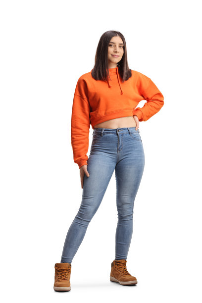 一个穿着运动衫和牛仔裤的休闲年轻女性的全身肖像图片下载
