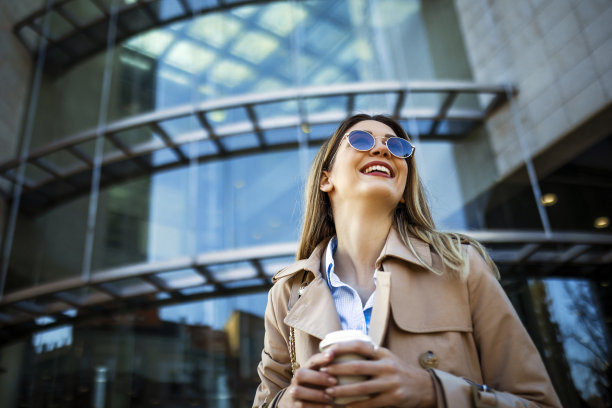 商人喝咖啡图片下载