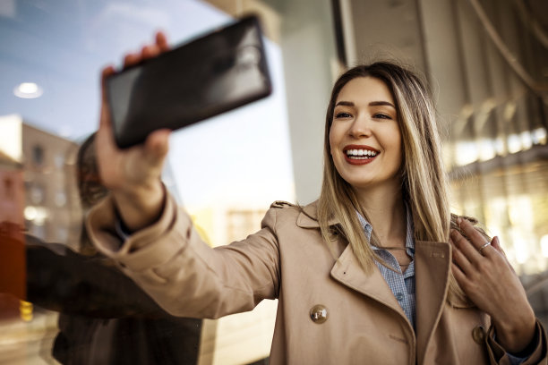 女商人在户外自拍图片下载