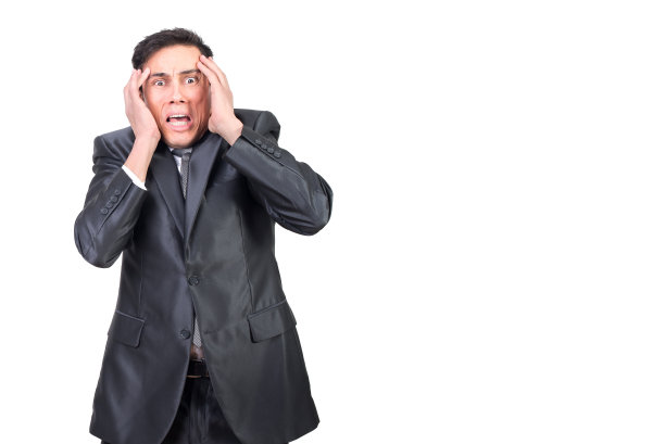 害怕的男人摸着头，看着镜头图片下载