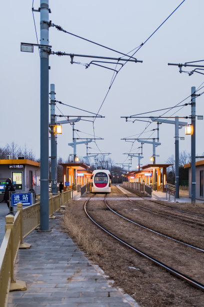 北京月台的地铁在傍晚时分，中国的列车正驶进车站图片下载