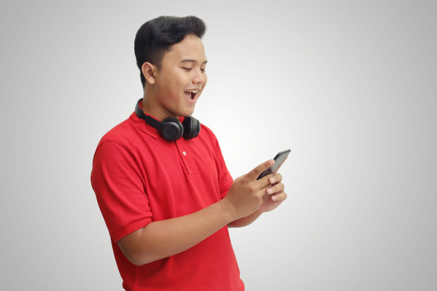 亚洲男子拿着手机图片下载