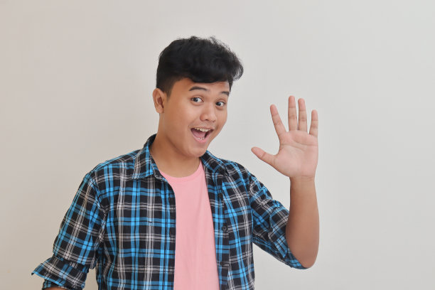 亚洲男子伸出五个手指的手势图片下载