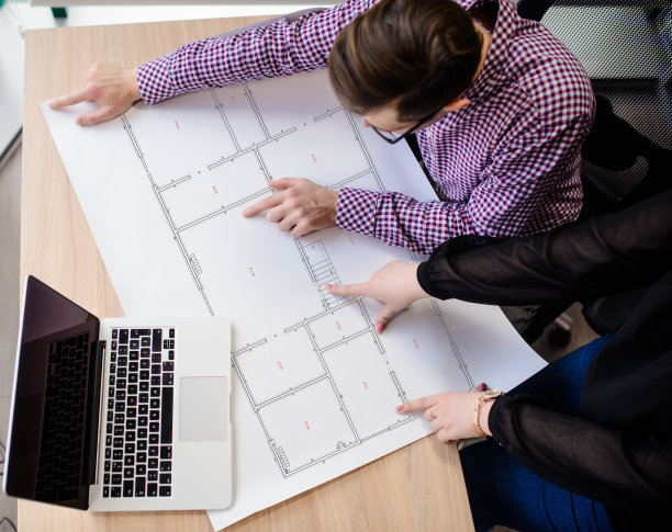 建筑团队在一个项目上工作，用手指打印一个房子的项目。图片下载