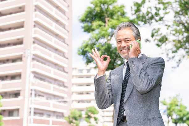一个亚洲商人在打电话图片下载