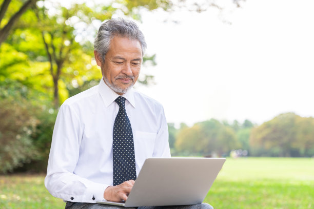 使用笔记本电脑的亚洲商人图片下载