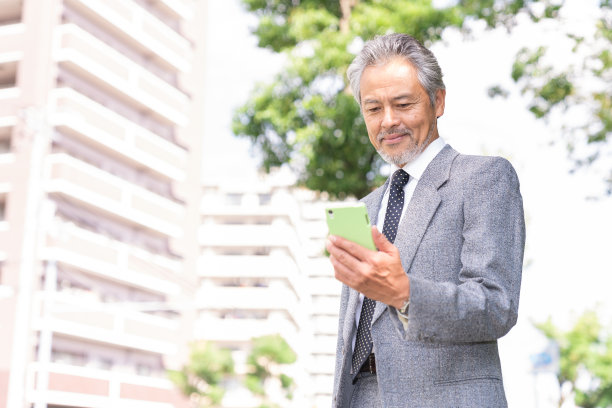看到智能手机的亚洲商人图片下载
