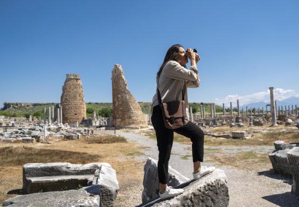 女游客在佩吉玩得很开心，并拍照，分析，土耳其图片下载