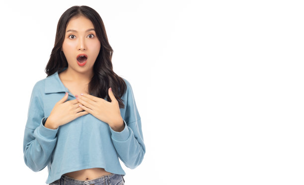 惊讶的快乐美丽亚洲女人看着相机兴奋的嘴张开表情。美丽的女孩就像一个满意的产品，孤立在黄色的背景上图片下载