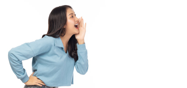 惊喜快乐美丽的亚洲女人在兴奋地看拷贝空间。富有表现力的面部表情。提供一些产品。美丽的女孩像一个告诉秘密孤立在白色的背景图片下载