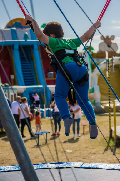 有趣的令人兴奋的蹦床图片下载