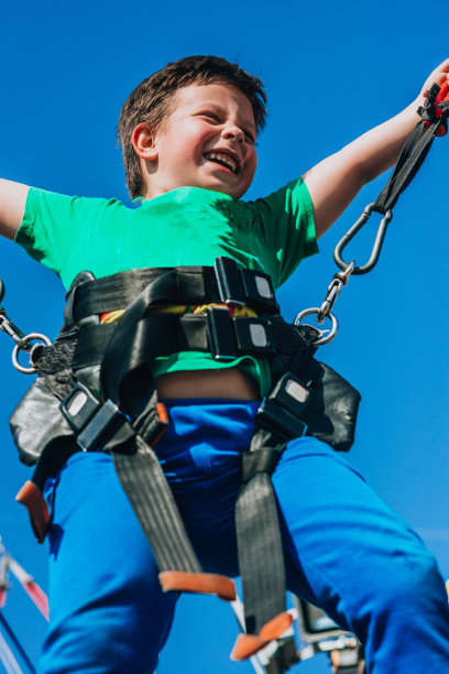 快乐的小孩在蹦床上蹦蹦跳跳图片下载