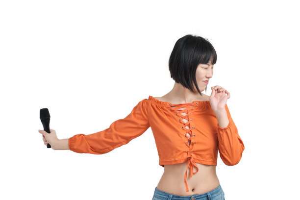 一名年轻的亚洲女子被麦克风发出的巨大声音吓得后退，与世隔绝。图片下载