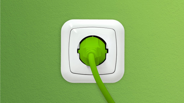 白色插座，绿色插头和电缆在绿色墙纸墙上图片下载