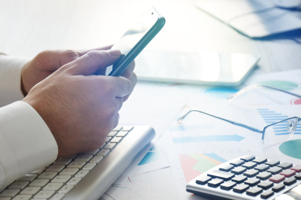 商务人士在办公室使用智能手机图片下载