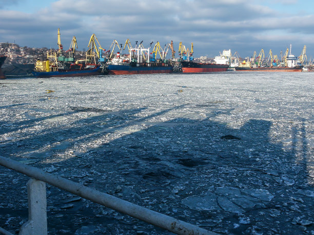 船在马里乌波尔港的冬季与冰图片下载