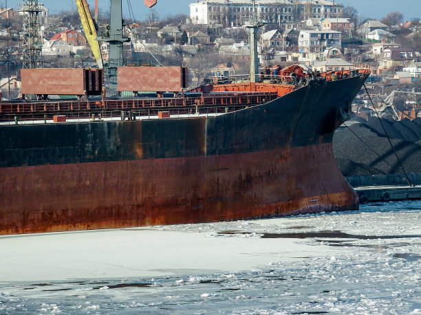 船在马里乌波尔港的冬季与冰图片下载