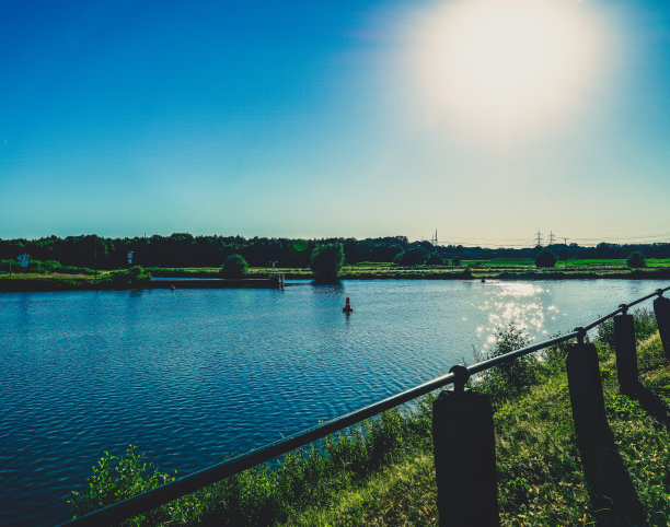 从小路上看到的河流。图片下载