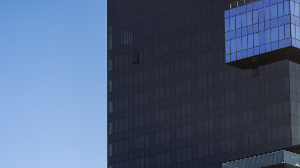 现代黑色玻璃建筑的一部分。空间的文本。未来架构的业务概念。图片下载