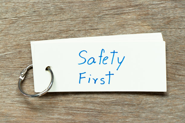 Flash卡与手写字安全第一的木材背景图片下载