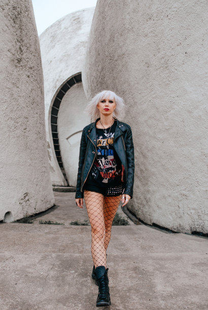 在未来背景的时尚金发垃圾金发女人的肖像图片下载