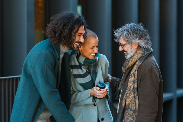 商业人士在户外的街道上谈笑风生。图片下载