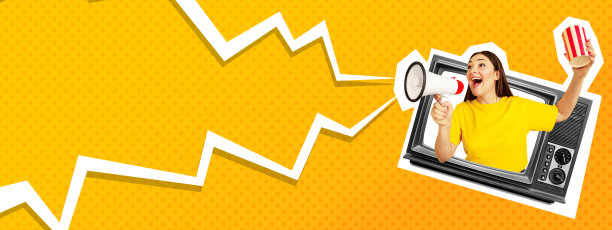 当代艺术拼贴。飞行物与兴奋的女孩在黄色背景下对着扩音器大喊大叫。艺术概念，超现实主义，新闻，销售，信息，折扣图片下载