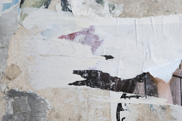 撕破的街头海报背景。撕纸纹理。图片下载