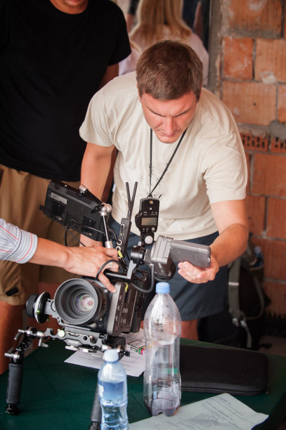 后面的场景。一个摄影师在户外拍摄图片下载