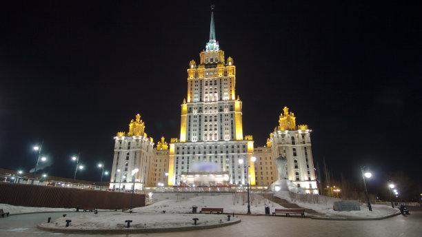 乌克兰酒店冬夜与莫斯科河上的舍甫琴科纪念碑一起消磨时光图片下载