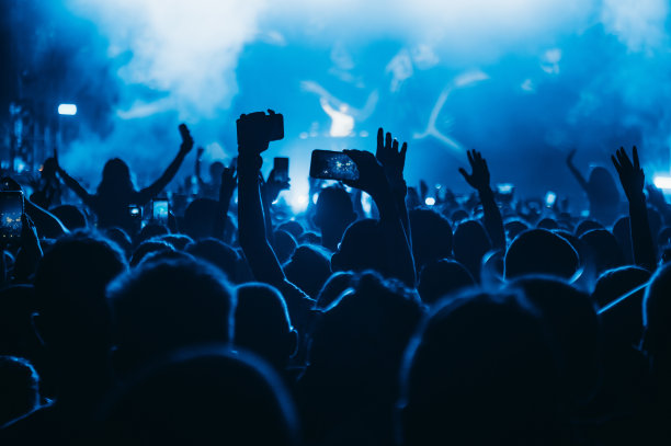 音乐会中使用智能手机的女性剪影图片下载