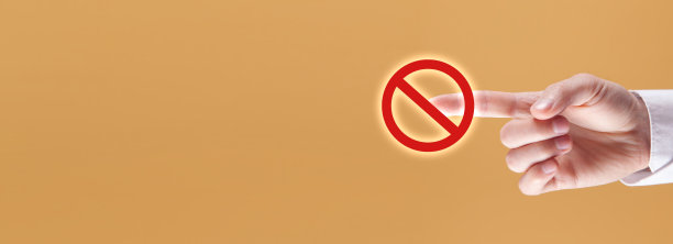 男性手触碰停车标志。图片下载