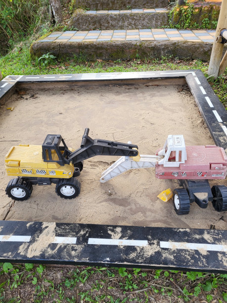 两个玩具挖掘机在儿童游乐场图片下载
