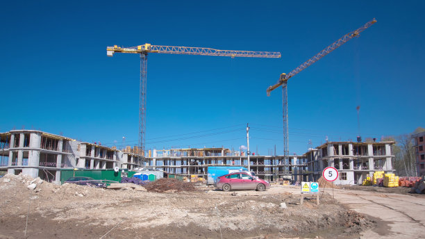 塔式起重机在莫斯科建造大型住宅图片下载