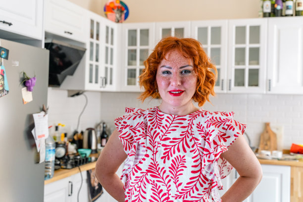 微笑的年轻红发女人图片下载