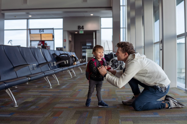 快乐的小女孩和她爸爸在机场图片下载