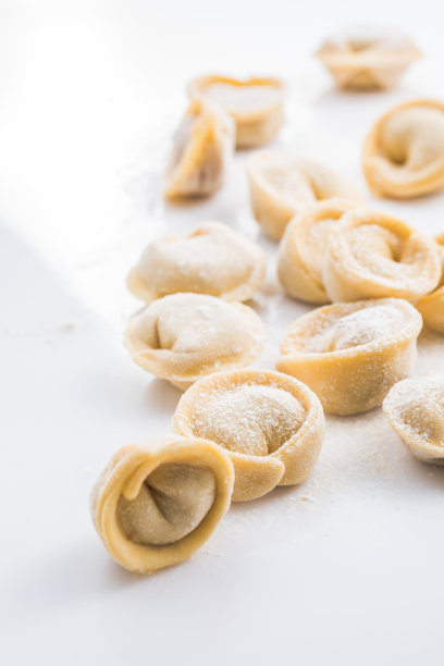 生的新鲜饺子，或意大利饺子，孤立在白色的背景图片下载