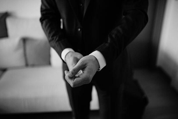 穿着经典西装的年轻英俊男子。图片下载