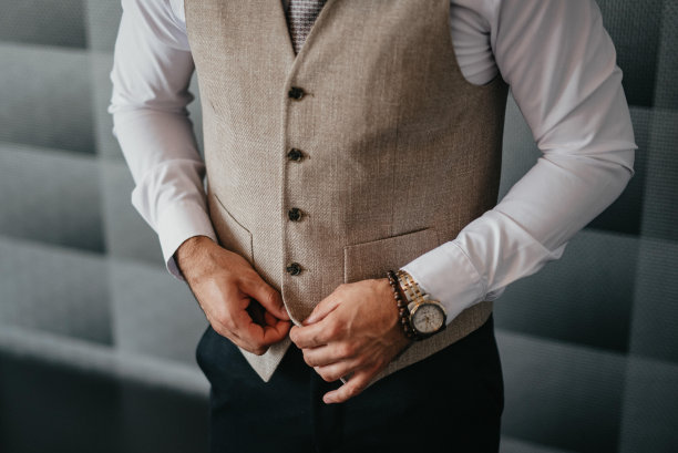 穿着经典西装的年轻英俊男子。图片下载