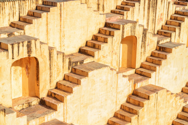 风景优美的台阶和壁龛，Panna Meena ka Kund图片下载