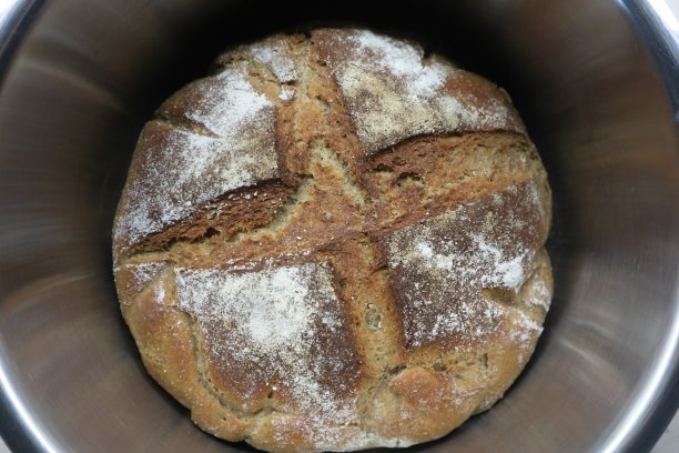 一种在锅里烤的德国面包，有一个横缝，配上美味的香料。可惜还没有气味照片。黑麦和斯佩耳特面粉制成的面包图片下载