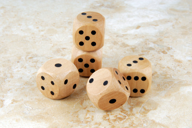 近的骰子在大理石石桌子上图片下载