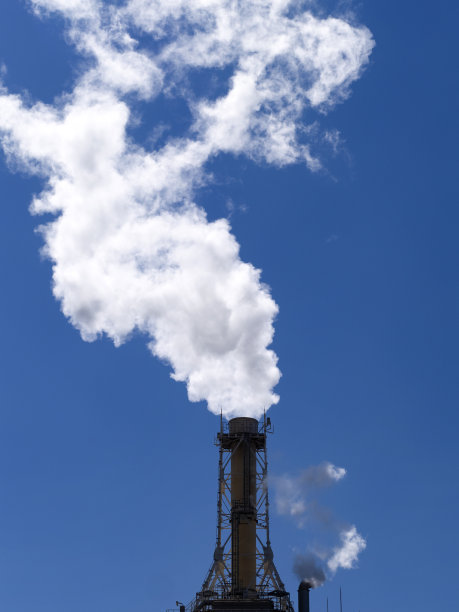 工厂烟囱和烟雾图片下载