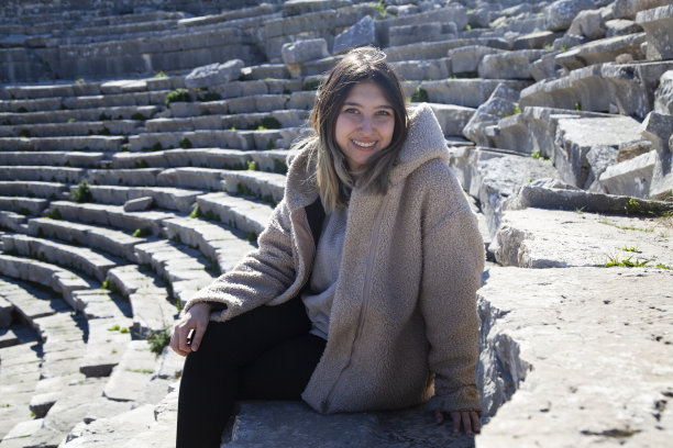 一个年轻女孩的肖像在古代城市桑托斯的古代剧院的废墟图片下载