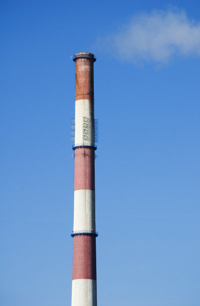 从锅炉房烟囱里冒出来的白烟映衬着蓝天。图片下载
