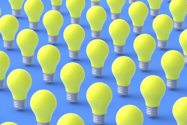 蓝色背景上的一排排黄色灯泡。三维渲染图片下载