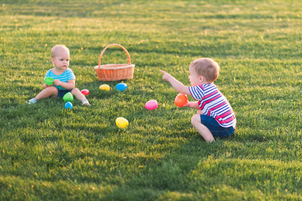 幼儿蛋猎人的特写。孩子们在大自然中为复活节活动。图片下载