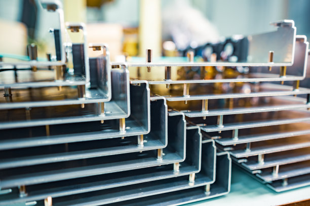 TFT的现代金属部件陈列在车间的桌子上图片下载